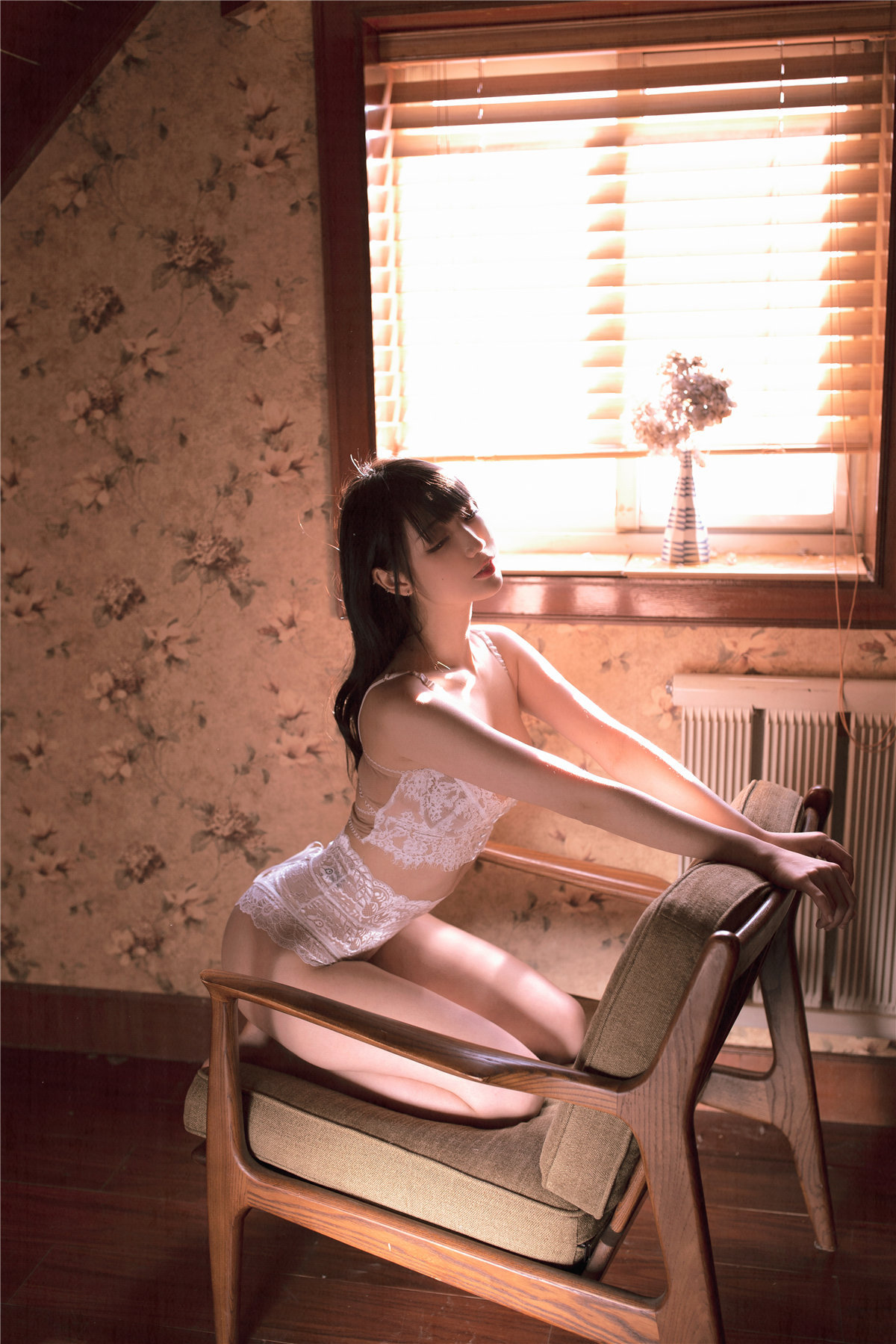 周叽是可爱兔兔 阁楼少女[34P-328MB]