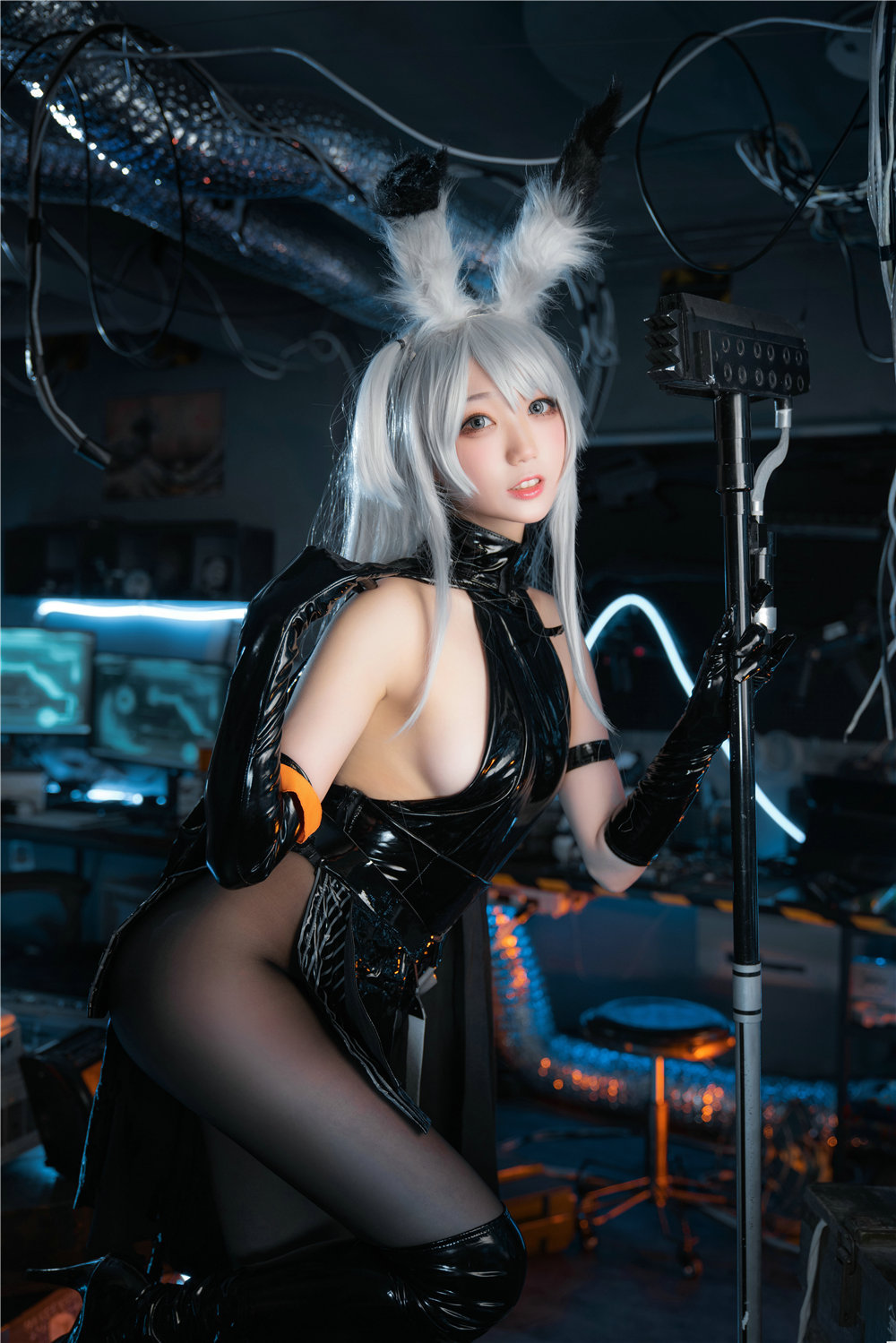 周叽是可爱兔兔 暴行精二[22P-303M]