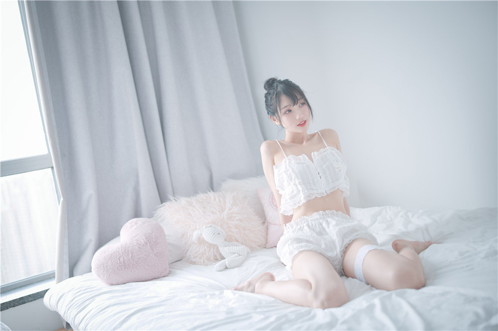 周叽是可爱兔兔 白色睡衣[23P-196MB]