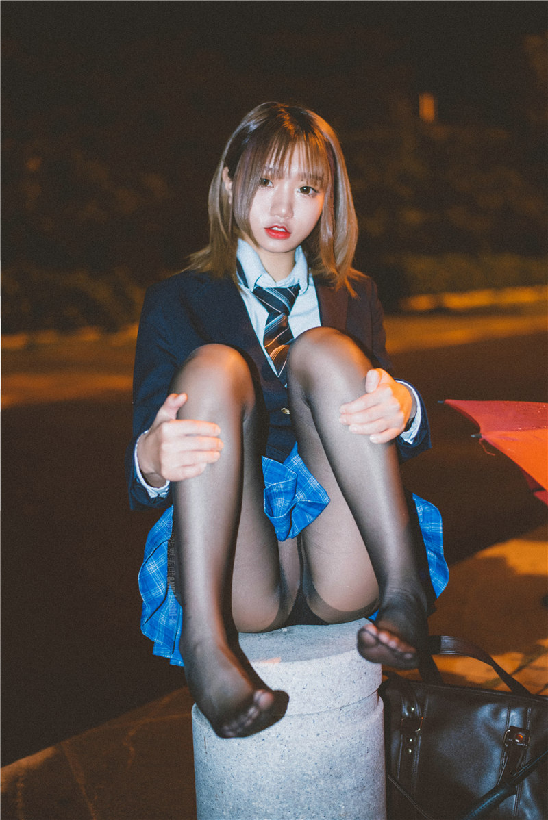 柒柒要乖哦 深夜公园JK[35P-311MB]