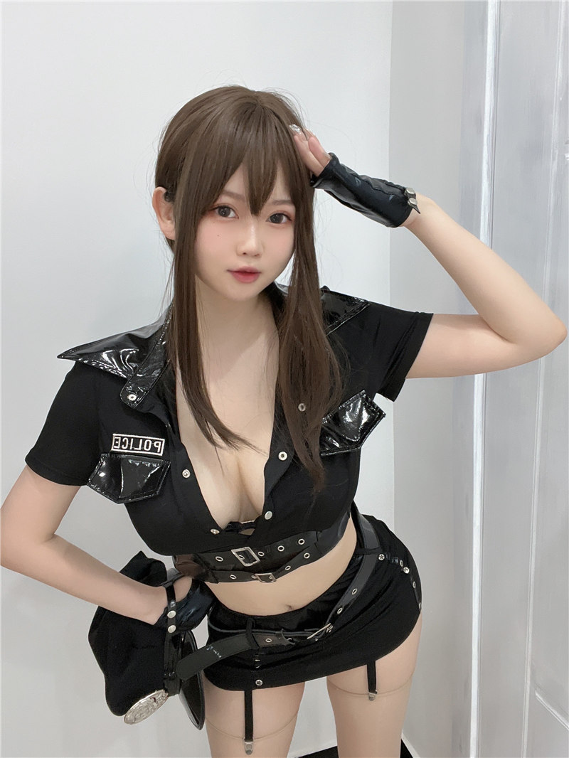 是依酱吖 女警 [30P4V-186MB]