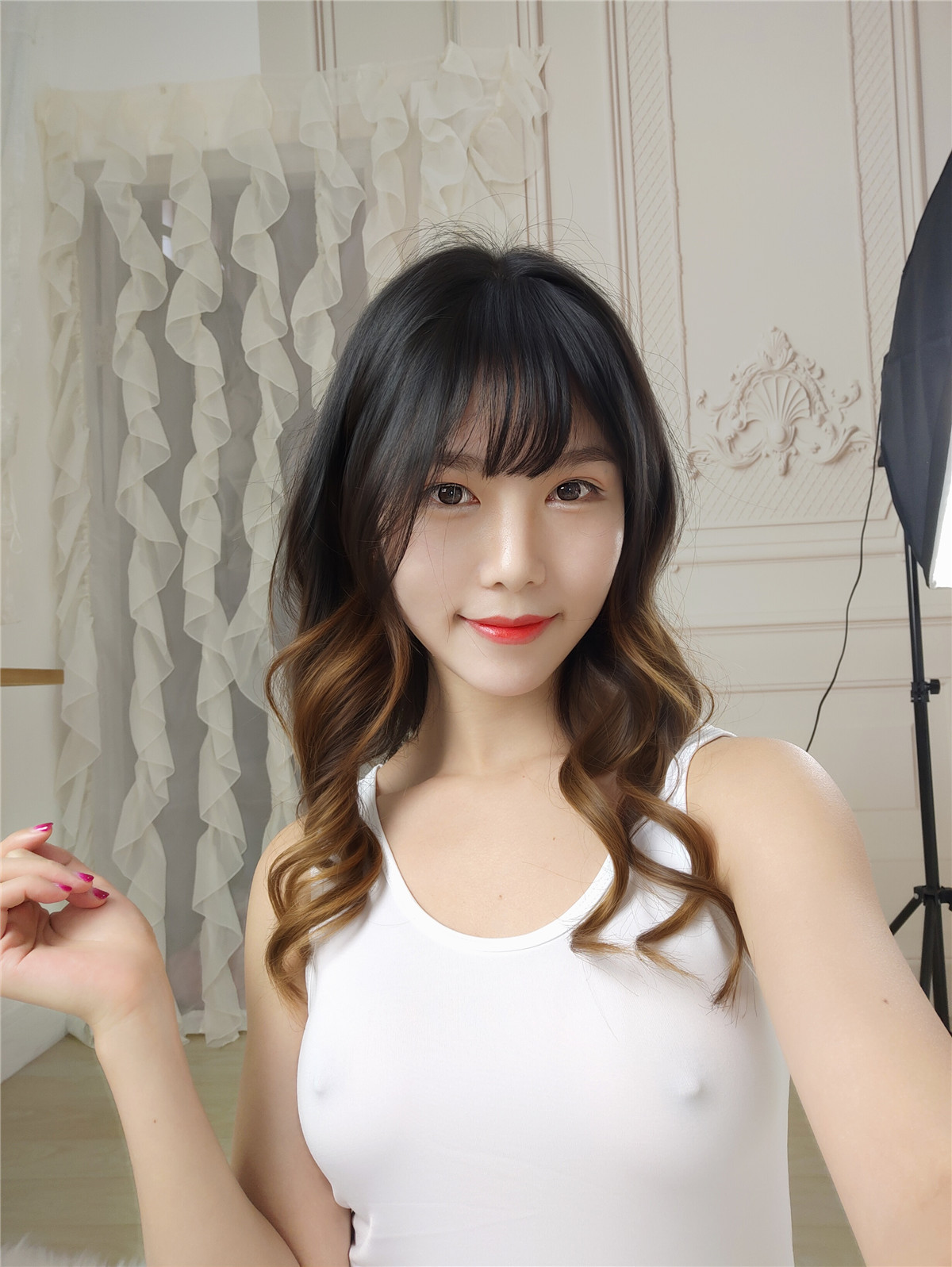 抖娘-利世 白色死库水激凸自拍 [36P-81MB]