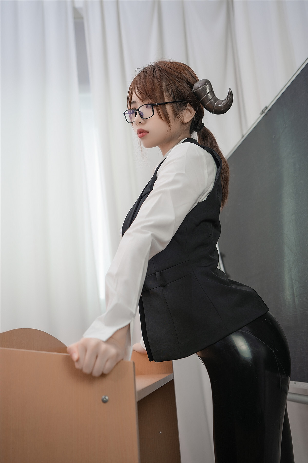 雯妹不讲道理 魅魔本 office devil [27P-427MB]