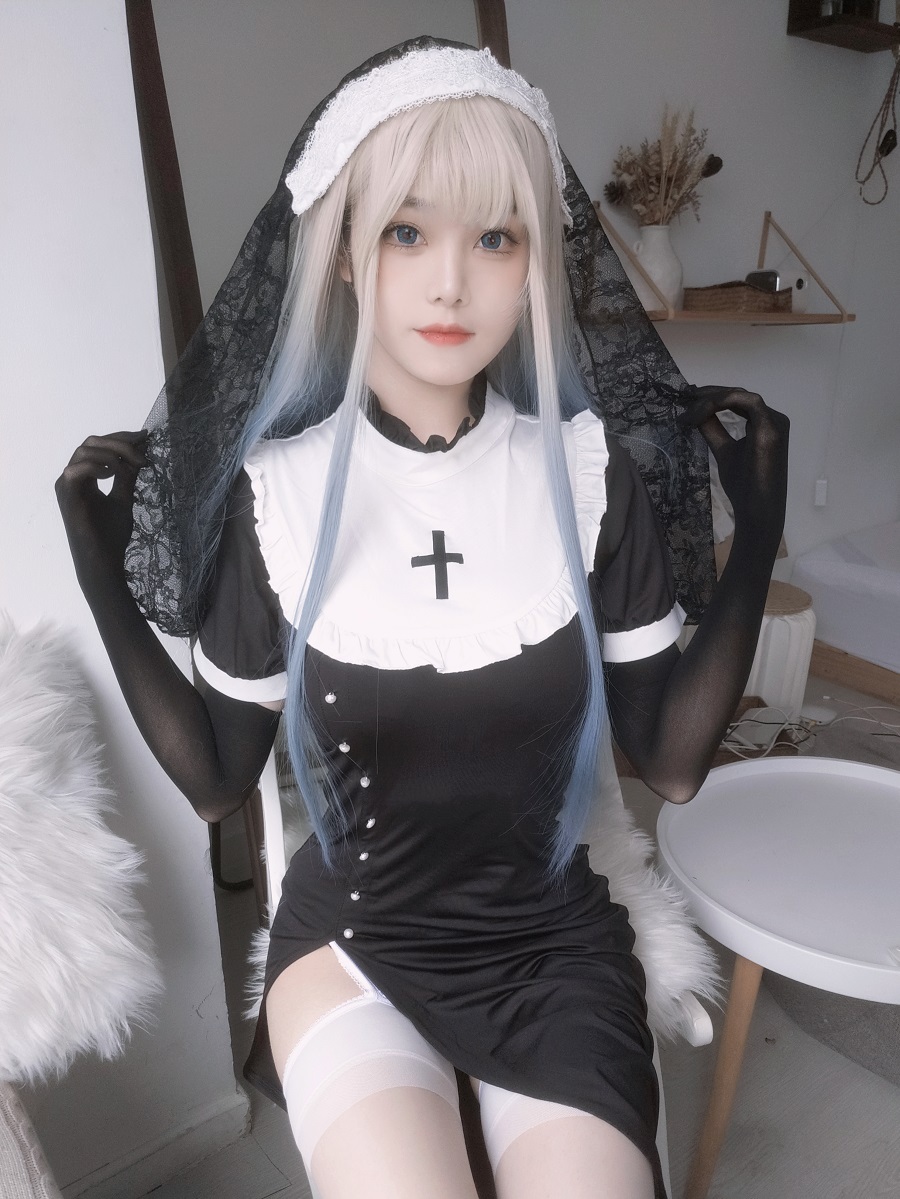 蜜汁猫裘 修女自拍[35P+6V]